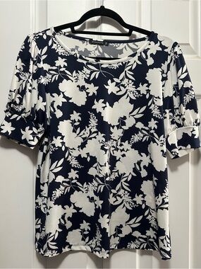 Staccato Navy and White Floral Short Sleeve Top size small